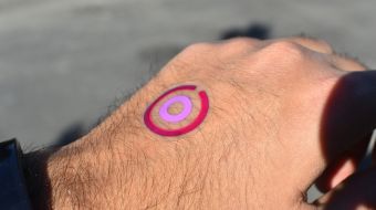 Tatuaje con sensor UV de LogicInk
