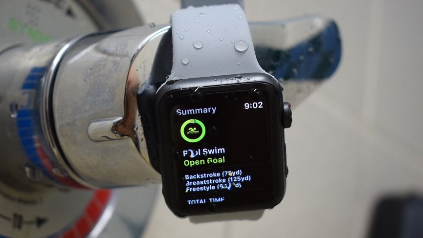 Nadar con Apple Watch Series 3 y Fitbit Ionic